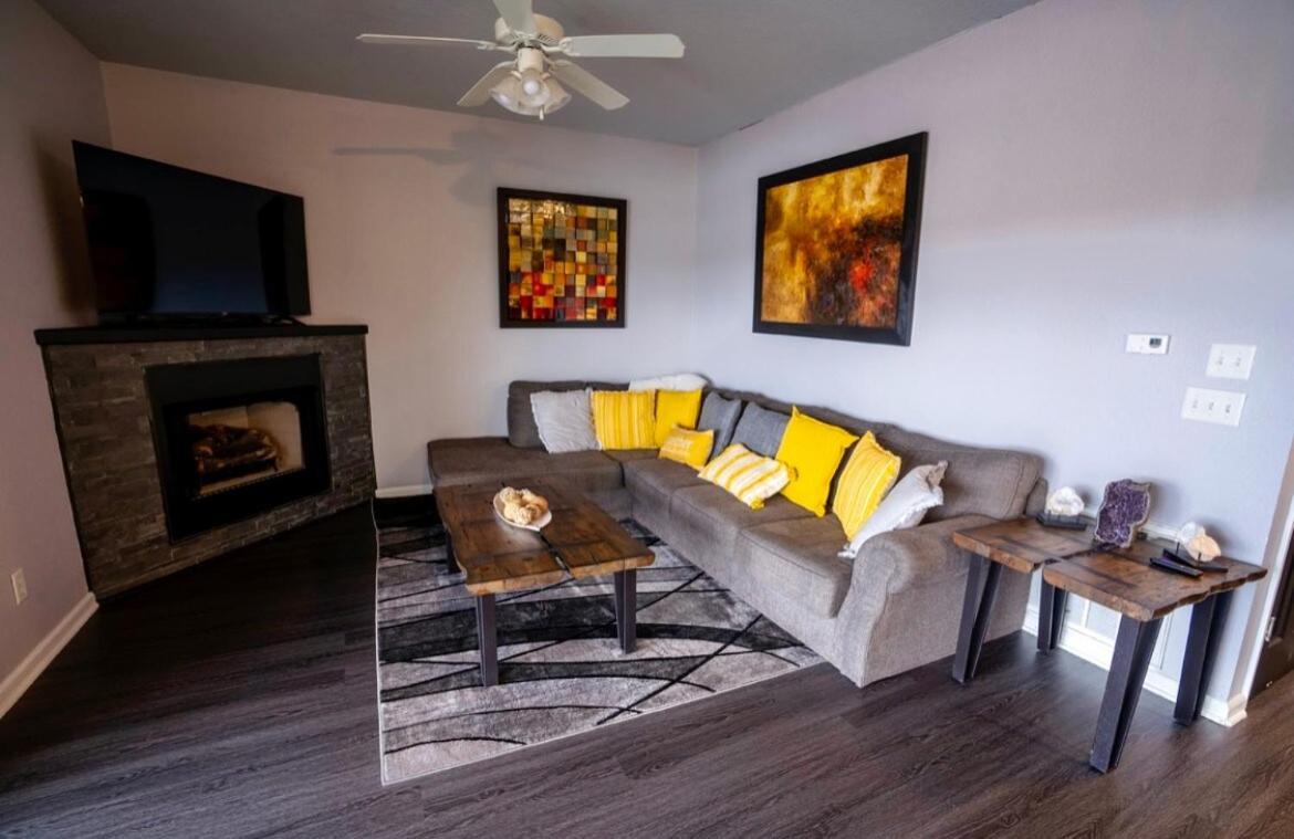 Brooklynn'S Bay, Elegant Lakefront Condo Retreat ฮอตสปริงส์ ภายนอก รูปภาพ