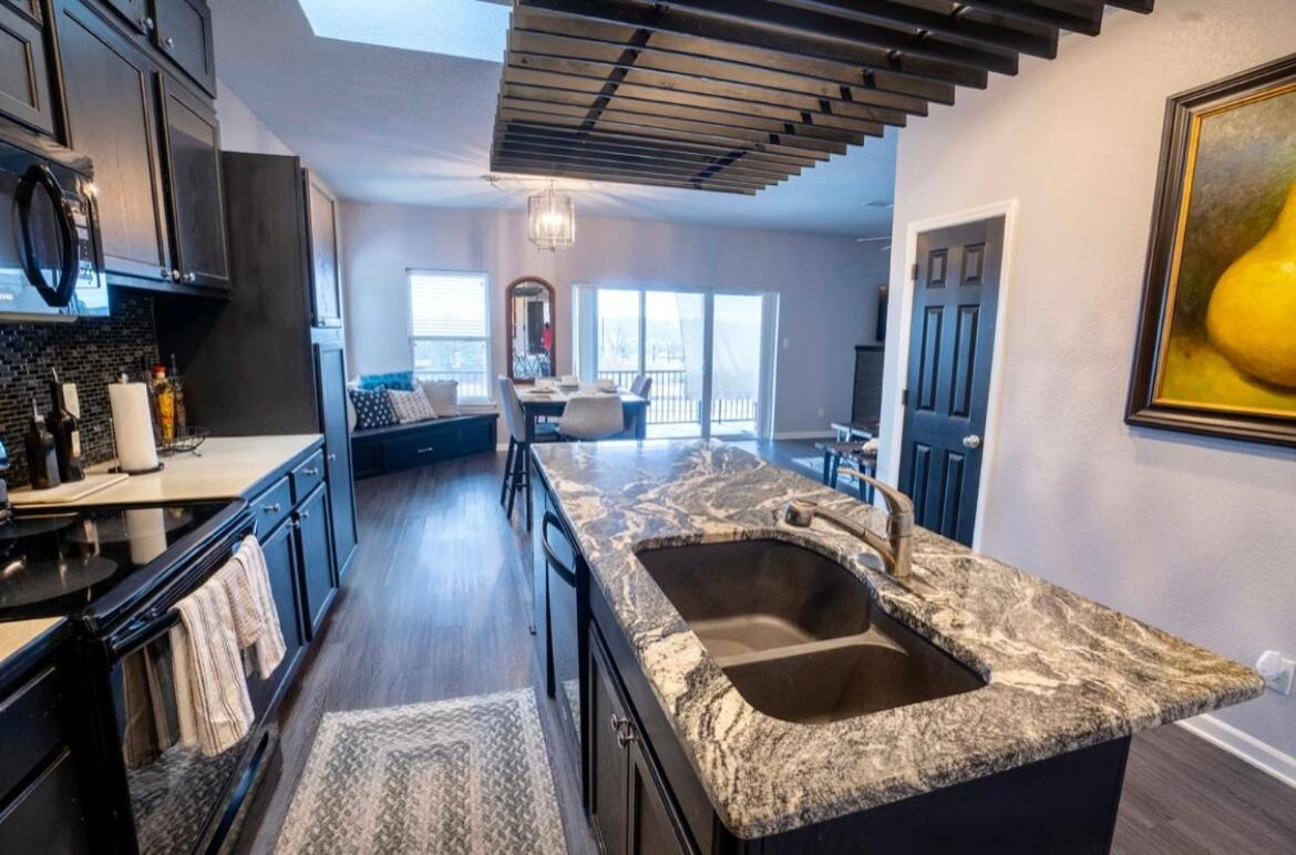 Brooklynn'S Bay, Elegant Lakefront Condo Retreat ฮอตสปริงส์ ภายนอก รูปภาพ